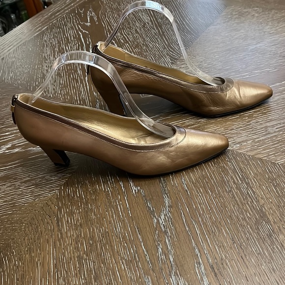 Vintage Stuart Weitzman metallic brown with bronze rounded toe heel/pump 2.75” - Picture 6 of 17